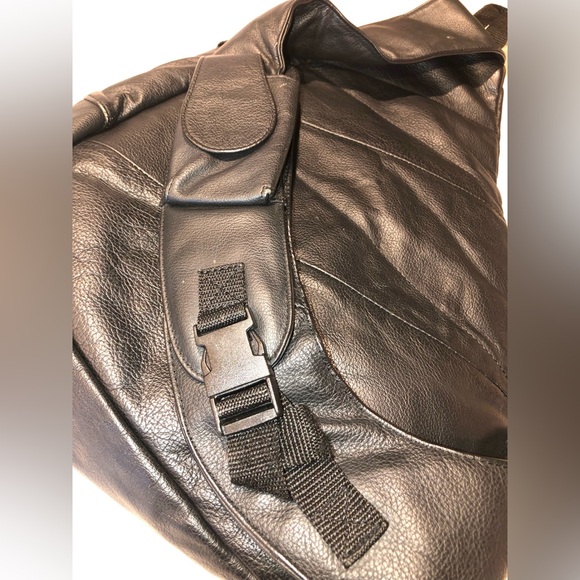 Amerileather APC Black Leather Sling Bag - Picture 10 of 13